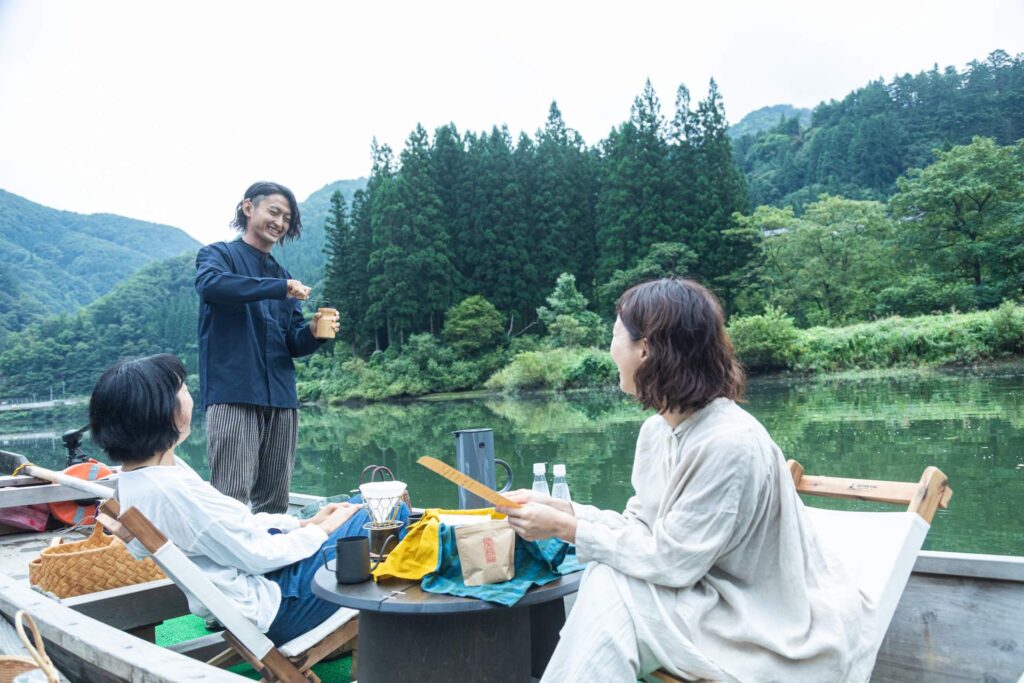 明け染めぬ霧幻峡で過ごす　水上の贅沢朝時間