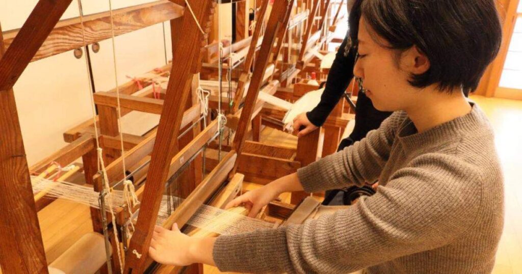 昭和村の伝統工芸「からむし」で素敵なコースター織り体験