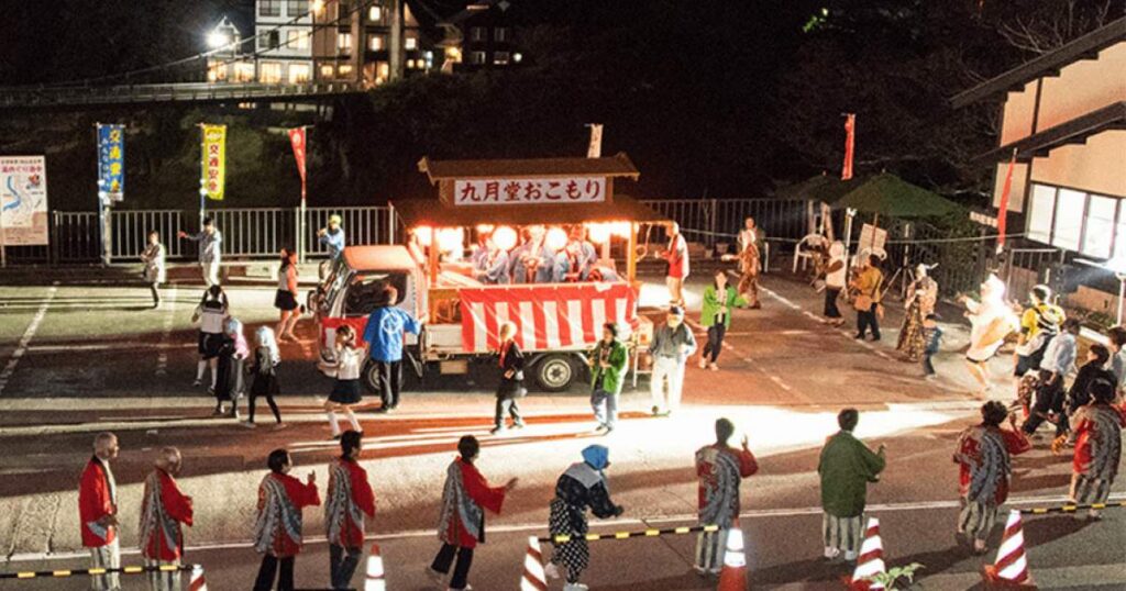 虚空蔵様の足元で一心不乱の仮装盆踊り！「九月堂御籠り」で過ごす奥会津の夜。