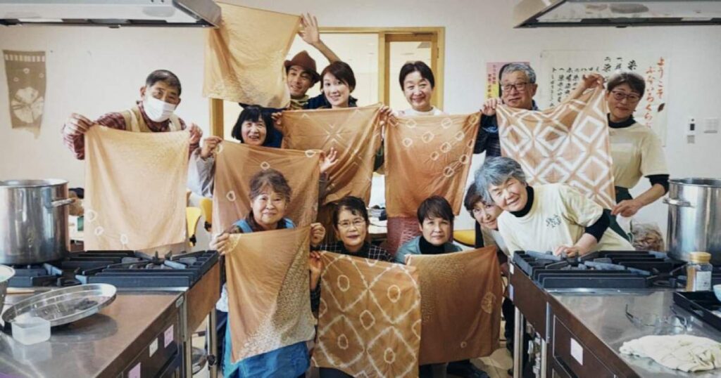 ブナの葉で染める一期一会のハンカチ体験〜地元食材を使った郷土料理付き〜